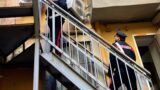 Roma, colf sfonda la vetrata che stava pulendo e precipita per 7 metri: in codice rosso all’Umberto I