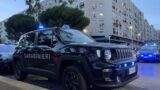 Roma, sperona la gazzella dei carabinieri con l’auto a noleggio e la patente scaduta, poi prende a calci e pugni i militari: arrestato