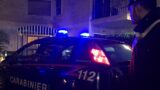 Roma, calci e pugni per sfondare la porta dell’ex, poi aggredisce i carabinieri con una bottiglia