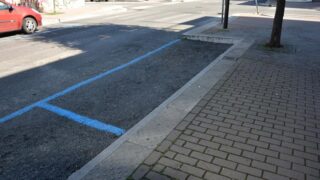 Roma, 16mila nuovi parcheggi a pagamento, scoppia il caso strisce blu: “A pagare saranno anche i residenti”