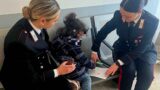 Roma, salgono sul treno e “dimenticano” la figlia a Termini: bambina di 3 anni salvata dai Carabinieri