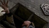 Roma, caos a Termini, uomo intrappolato in un tombino: “Sono caduto!” – Il video virale