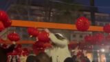 Roma, caos in piazza Vittorio: lanterne rosse strappate durante il Capodanno cinese, cede una trave