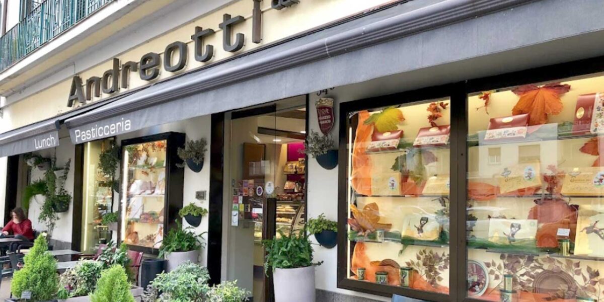 Roma, l'ingresso della pasticceria Andreotti