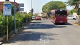 Roma, paura su un autobus a La Rustica: donna minaccia l’autista e distrugge un finestrino