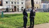 Roma, stretta sul degrado all’Esquilino: sgomberati i bivacchi nei giardini di via Guglielmo Pepe