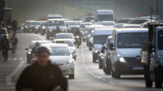 A Roma l’aria è pulita? Il nuovo report smonta l’illusione: con i limiti UE 2030 arriva la resa dei conti sullo smog