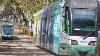 Roma resta senza tram, da oggi tutte le linee sostituite dai bus: lo stop durerà fino all’autunno. Tutte le informazioni utili