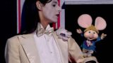 Topo Gigio e Lucio Corsi incantano Sanremo 2025: “Nel blu dipinto di blu” diventa magia