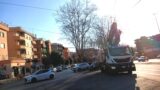 Roma, “tram…botto” a Monteverde: camion si aggancia ai fili del tram 8 e blocca l’intero quartiere (FOTO)