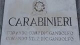 Auto in fiamme al comando dei carabinieri di Castel Gandolfo, si cerca il responsabile