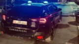 Ubriaco e drogato aggredisce un 30enne e lo accoltella al volto