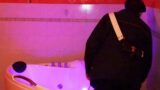 ‘Sono orientale, bellissima e sexy’: gestivano case a luci rosse a Roma e Pomezia, business da 40 mila euro al mese