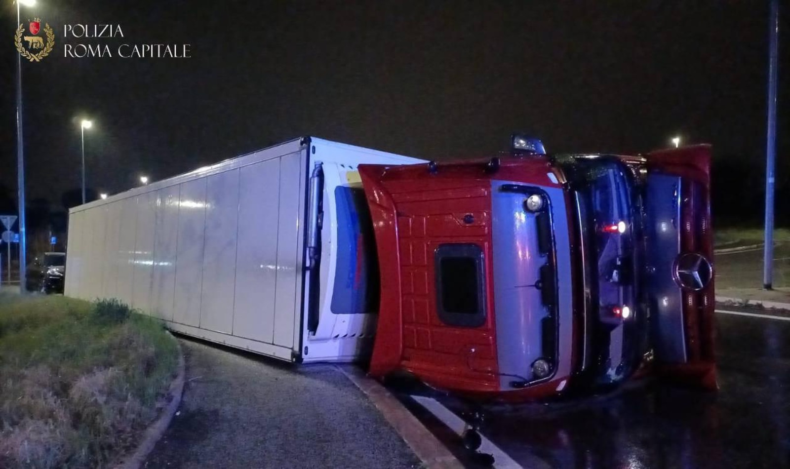 Tir ribaltato zona Prenestina