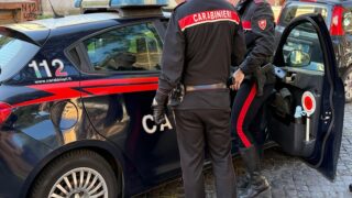 Roma, denunciati un 29enne e un 30enne a Colle Oppio: trovati uno con un coltello, l’altro con un taglierino