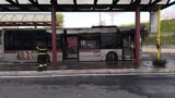 Roma, bus in fiamme a Ponte Mammolo: alta colonna di fumo nero (FOTO)