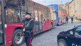 Roma, rubavano portafogli e smartphone sui mezzi pubblici: arrestate 10 persone