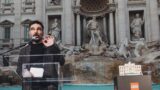 Edoardo Leo e i Mattoncini LEGO: la magia di Roma “costruita” alla Fontana di Trevi (FOTO E VIDEO)
