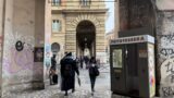 Roma, Esquilino ostaggio del degrado: dall’hub del rubato a chi urina sul marciapiede, viaggio nel lato oscuro tra bivacchi e tesori (FOTO E VIDEO)