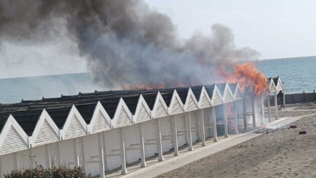 Ostia, incendio alle dune