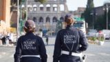 Roma, saltafila in fuga tra i turisti: bloccato alla metro Colosseo