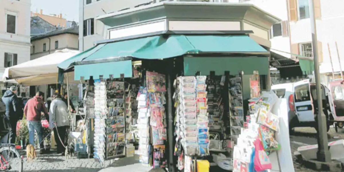 Roma, una edicola attiva in centro