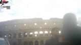 Roma, attacca una corda al lampione e minaccia di togliersi la vita davanti al Colosseo