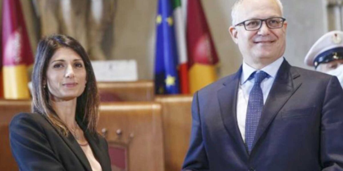 Roma, da sinistra la ex sindaca M5S Virginia Raggi, l'attuale primo cittadino Roberto Gualtieri