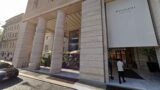 Roma, nuova protesta di Ultima Generazione: frutta marcia e olio a terra davanti al Bulgari Hotel