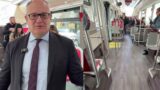 Roma, Gualtieri esulta per i bus elettrici, ma i romani ironizzano: “Sanno fluttuare?”