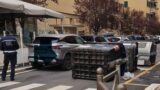 Roma, caos a Don Bosco: senzatetto occupa un dehors abbandonato e lancia oggetti in strada