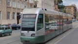 Roma, paura in piazza Galeno: cavo elettrico cade su un tram e provoca un incendio