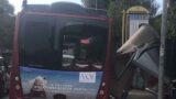 Roma, incidente sulla Cassia: autobus prende (letteralmente) la fermata Silla, le immagini