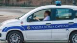 Roma, parcheggia in doppia fila poi prende a pugni il vigile che lo multa