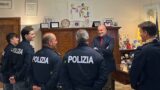 Roma, turista pestato per il cellulare alla metro Spagna: salvato dai poliziotti “in affido”