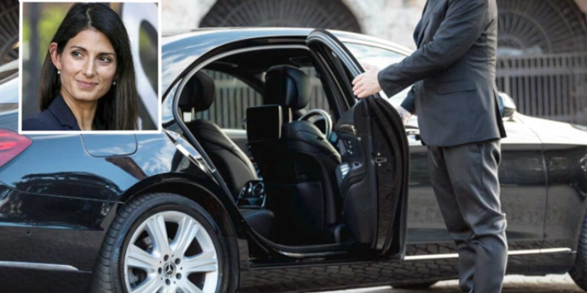 Un auto NCC, in primo piano la ex sindaca Virginia Raggi