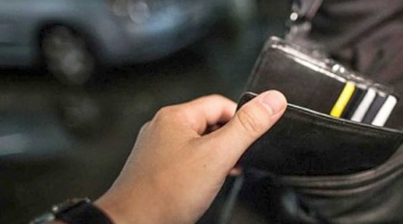 Roma, borseggiatore in metro ruba il portafogli a un passeggero…ma è di un carabiniere: arrestato