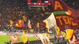 Roma, ‘bandiere e botte’ all’Olimpico: gli sbandieratori oscurano la visuale, tensioni tra tifosi