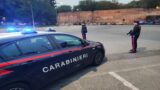 Roma, ubriaco va in giro con machete e ascia, poi minaccia la moglie e i Carabinieri