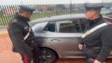 Fiumicino, spacca il vetro dell’auto e fugge con la refurtiva: arrestato ladro seriale del centro commerciale