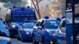 Roma, vedono la Polizia al Quarticciolo e fuggono, poi prendono a calci un agente e tirano fuori il machete