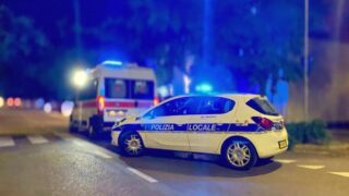 Roma, invade la corsia e si schianta contro il bus