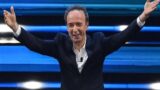 Roberto Benigni torna su Rai 1 con ‘Il Sogno’ stasera in tv: un viaggio tra emozioni e riflessioni