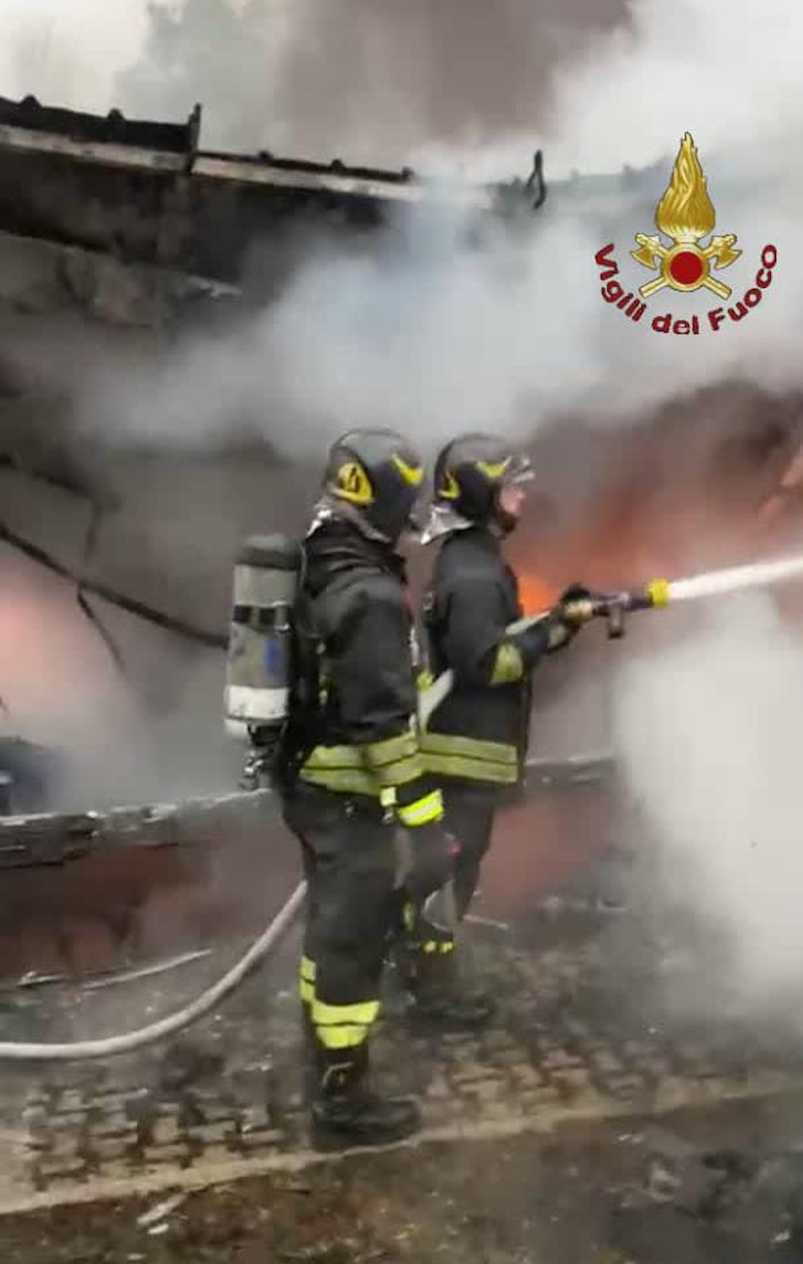 incendio deposito Ford