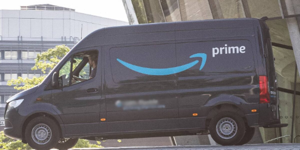 Un furgone Amazon fa consegne a Roma