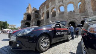 Colosseo, blitz contro i ‘ladri delle coppiette’: arrestati due borseggiatori della banda dei maranza