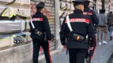 Roma, ubriaco e drogato entra nel minimarket a Torpignattara e sequestra la titolare per rapinarla: salvata dai commercianti