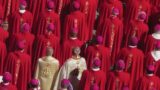 Carciofi, minibar svuotati e partite interrotte: i “segreti comici” dei Cardinali prima del Conclave
