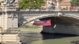 Roma, nuova protesta degli ambientalisti di extinction rebellion: due attiviste appese al ponte Vittorio Emanuele II