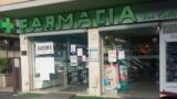 Roma, terrore in farmacia: rapinatore armato minaccia i dipendenti, poi scappa con il bottino